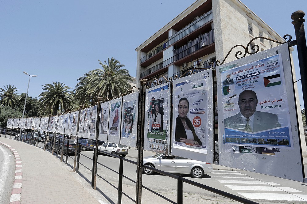 Affiches électorales filmées à Alger, mercredi 9 juin 2021. Les Algériens se préparent aux élections du 12 juin pour élire les députés.  (Photo par Associated Press/Tawfik Dodo)