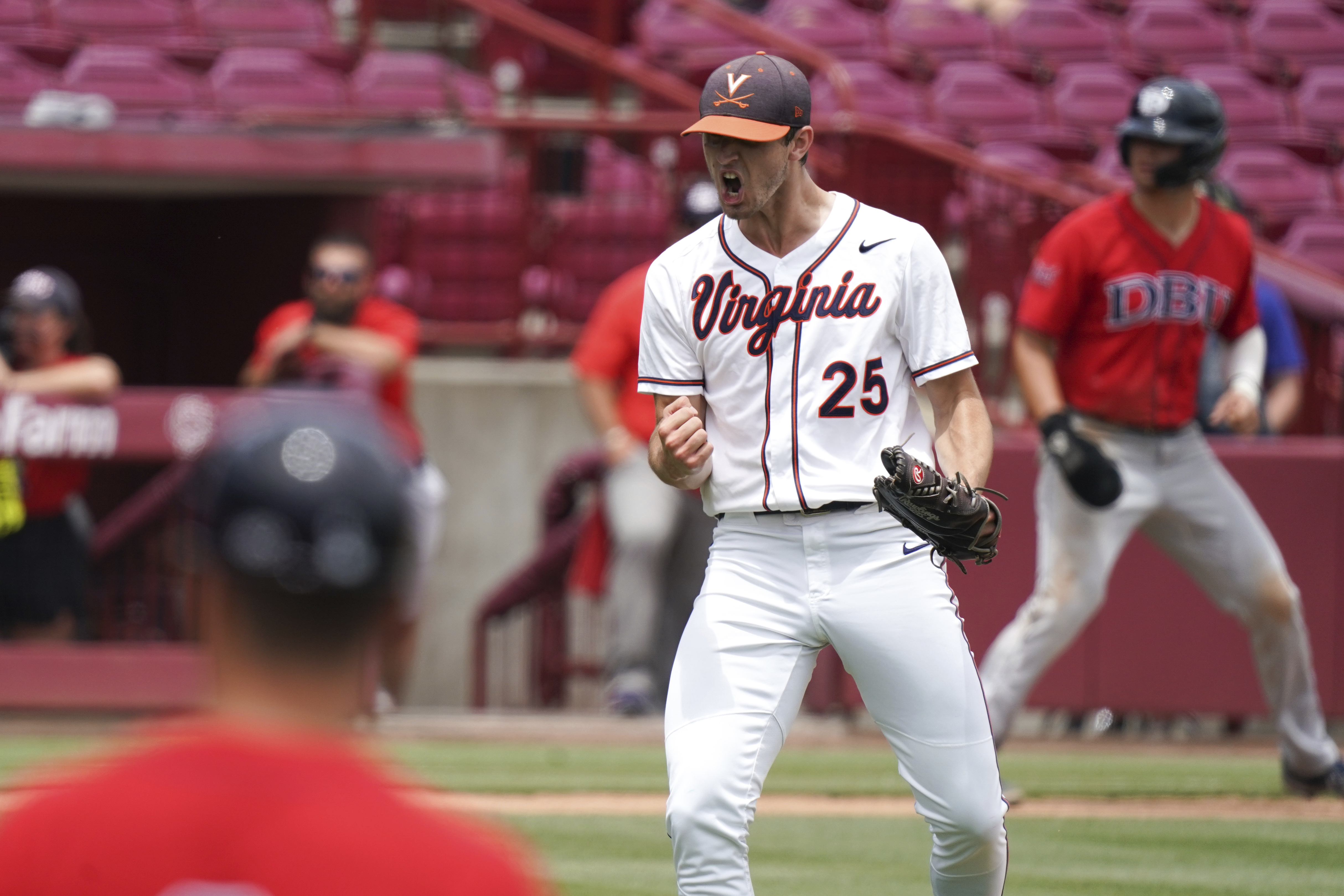 Notre Dame knocks off Tennessee in NCAA baseball super regional