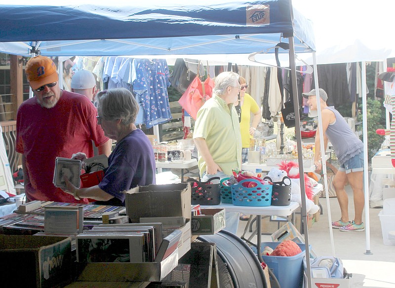 Keith Bryant/The Weekly Vista
Volunteers mingle with shoppers at a fundraiser garage sale for the Bella Vista Animal Shelter.