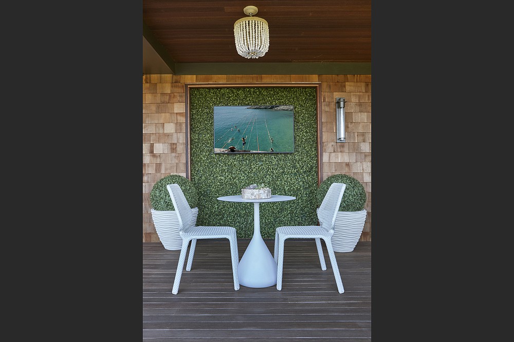 An outdoor table and chairs can function as make-shift desk. (Anastassios Mentis/Melanie Roy Design via AP)