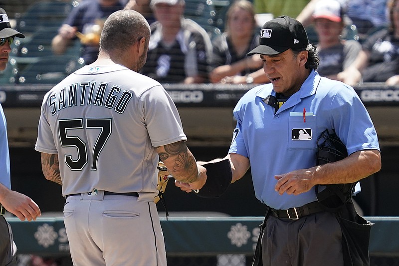 Mariners' reliever ejected after glove inspection