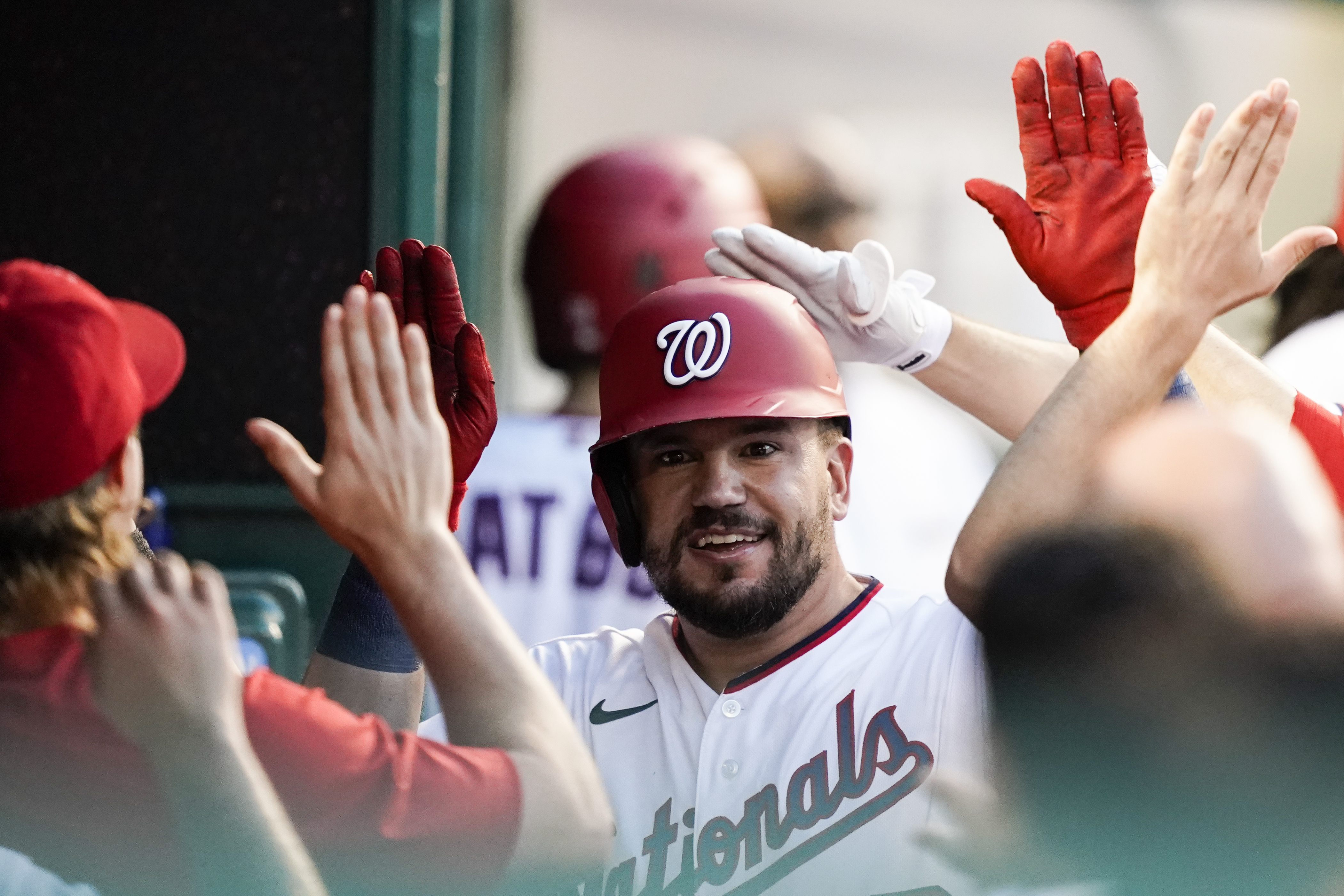 Schwarber homers twice to reach 30, Phillies top Nats 8-4