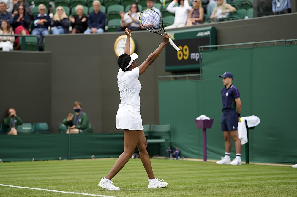 Americanul Venus Williams sărbătorește câștigarea meciului din prima rundă la feminin la Mihaela Buzarnescu în ziua a doua a Campionatelor de tenis de la Wimbledon de la Londra, marți, 29 iunie 2021 (Foto AP / Alastair Grant)