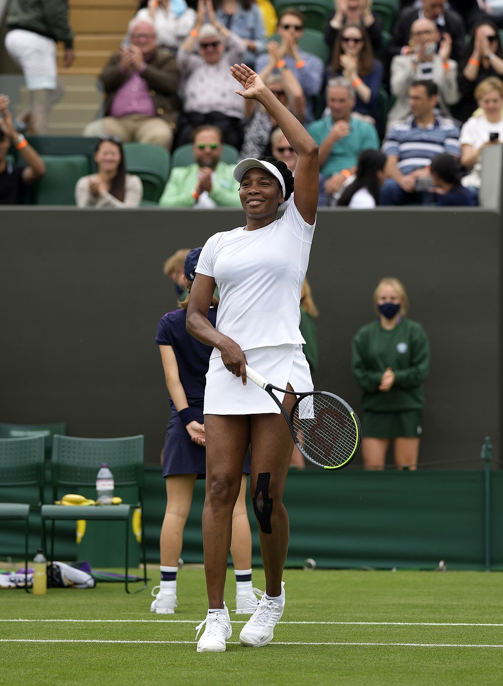 Americanul Venus Williams sărbătorește câștigarea meciului din prima rundă la feminin la Mihaela Buzarnescu în ziua a doua a Campionatelor de tenis de la Wimbledon de la Londra, marți, 29 iunie 2021 (Foto AP / Alastair Grant)