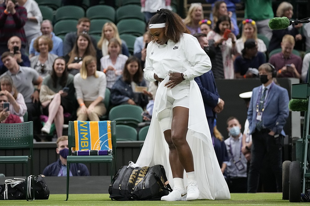 Americanul Serena Williams intră pe terenul central pentru meciul din prima rundă feminin la feminin împotriva Aleksandra Sasnovich din Belarus în ziua a doua a Campionatelor de tenis de la Wimbledon de la Londra, marți, 29 iunie 2021 (Foto AP / Kirsty Wigglesworth)