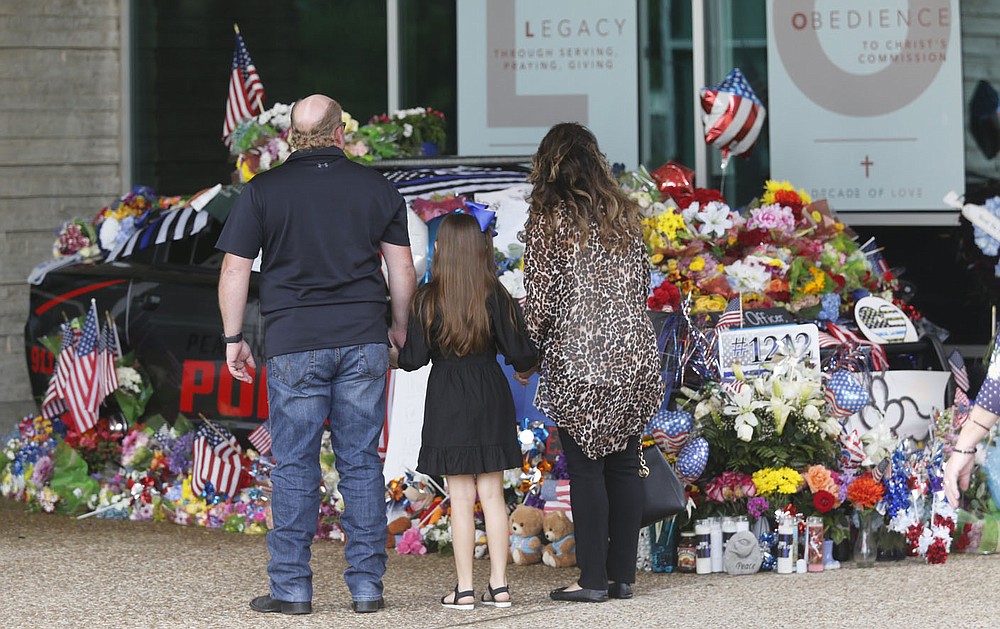 Hundreds turn out to pay respects to fallen Pea Ridge police officer