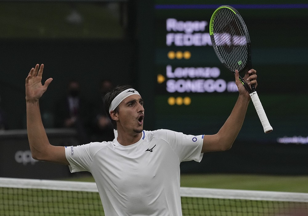 L'Italien Lorenzo Sonego réagit lors du quatrième tour du simple messieurs contre le Suisse Roger Federer lors de la 7e journée des championnats de tennis de Wimbledon à Londres, le lundi 5 juillet 2021 (AP Photo / Alberto Pezzali).