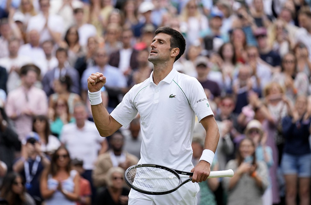Le Serbe Novak Djokovic célèbre après avoir battu le Chilien Cristian Garin lors du match du quatrième tour du simple messieurs le septième jour des championnats de tennis de Wimbledon à Londres, le lundi 5 juillet 2021 (AP Photo / Kirsty Wigglesworth).