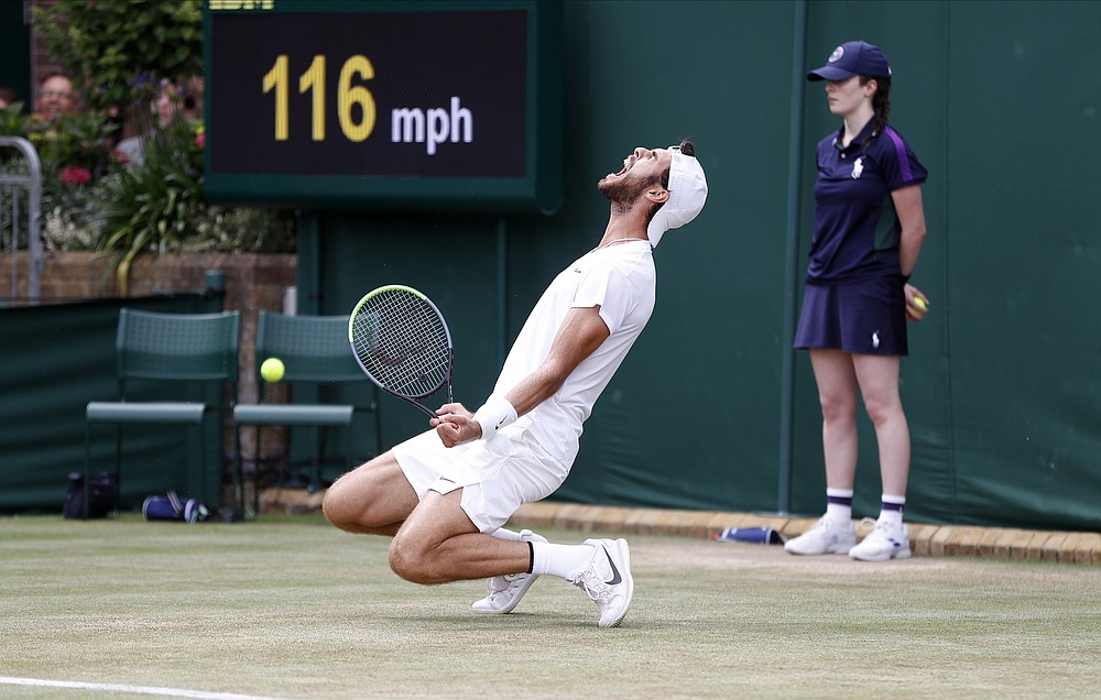 L'Américain Sebastian Korda fait son retour lors du match de quatrième tour du simple messieurs contre la Russe Karen Khachanov lors de la septième journée des Championnats de tennis de Wimbledon à Londres, le lundi 5 juillet 2021 (Peter Nicholls / Pool via AP).