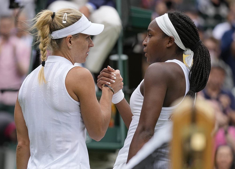 L'Allemande Angelique Kerber, à gauche, salue l'Américaine Coco Gauff après avoir remporté le match du quatrième tour en simple dames le septième jour des Championnats de tennis de Wimbledon à Londres, le lundi 5 juillet 2021 (AP Photo / Kirsty Wigglesworth).