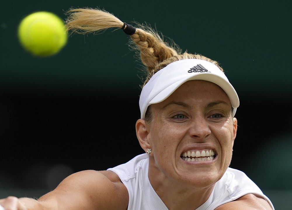 L'Allemande Angelique Kerber revient à l'Américaine Coco Gauff lors du match de quatrième tour du simple dames le septième jour des championnats de tennis de Wimbledon à Londres, le lundi 5 juillet 2021 (AP Photo / Kirsty Wigglesworth).