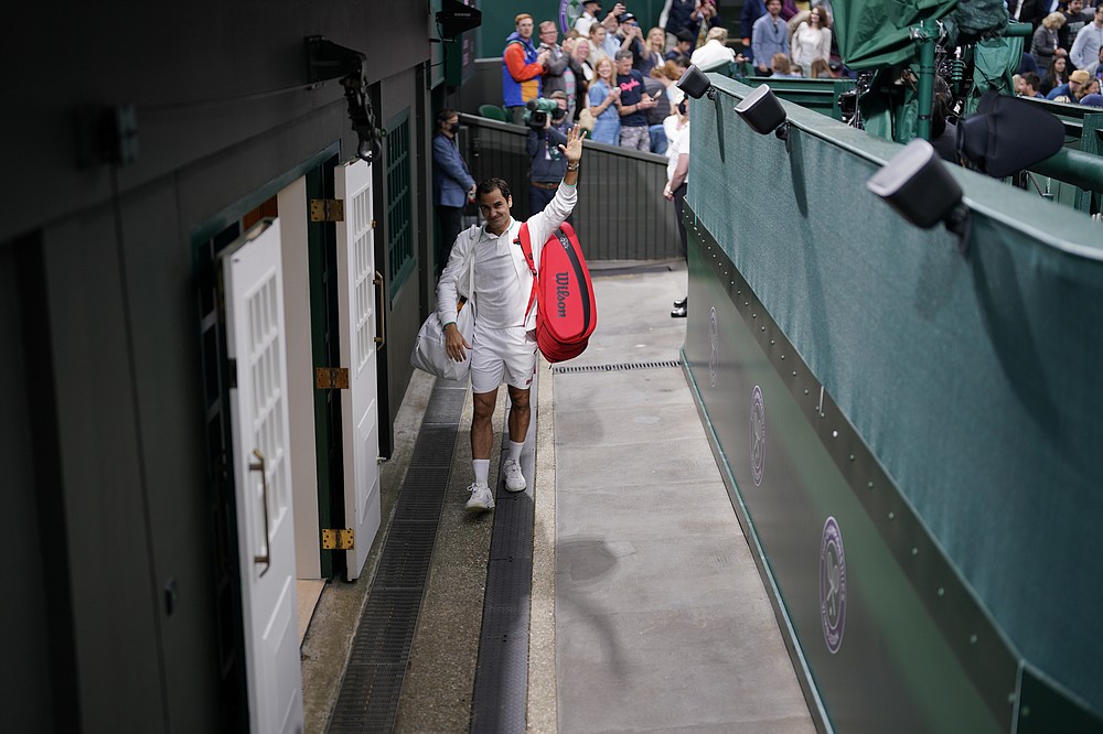 Le Suisse Roger Federer quitte le court central après avoir battu l'Italien Lorenzo Sonego lors du match du quatrième tour du simple messieurs le septième jour des championnats de tennis de Wimbledon à Londres, le lundi 5 juillet 2021 (AP Photo / Alberto Pezzali).