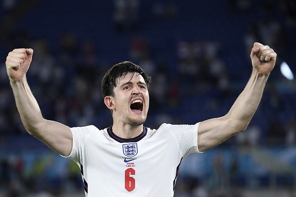 L'inglese Harry Maguire celebra la fine della partita dei quarti di finale dei Campionati Europei di calcio 2020 tra Ucraina e Inghilterra allo Stadio Olimpico di Roma, sabato 3 luglio 2021. L'Inghilterra ha vinto 4-0.  (AP Photo/Ettore Ferrari, piscina)