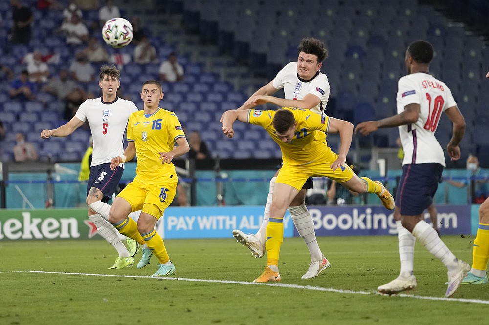 Harry Maguire dell'Inghilterra, il primo posto, ha segnato il secondo gol della sua squadra durante la partita dei quarti di finale dei Campionati Europei di calcio 2020 tra Ucraina e Inghilterra allo Stadio Olimpico di Roma allo Stadio Olimpico di Roma, Italia, sabato 3 luglio 2021 (AP Foto/Alessandra Tarantino, piscina)