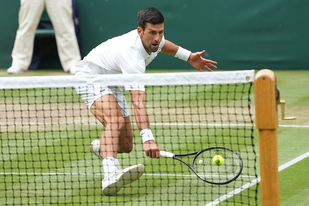 Serbski Novak Djokovic zagra podczas meczu ćwierćfinałowego singla mężczyzn z węgierskim Martonem Fucsovicsem w dziewiątym dniu Wimbledon Tennis Championships w Londynie, środa, 7 lipca 2021 r. (AP Photo / Alberto Pezzali)