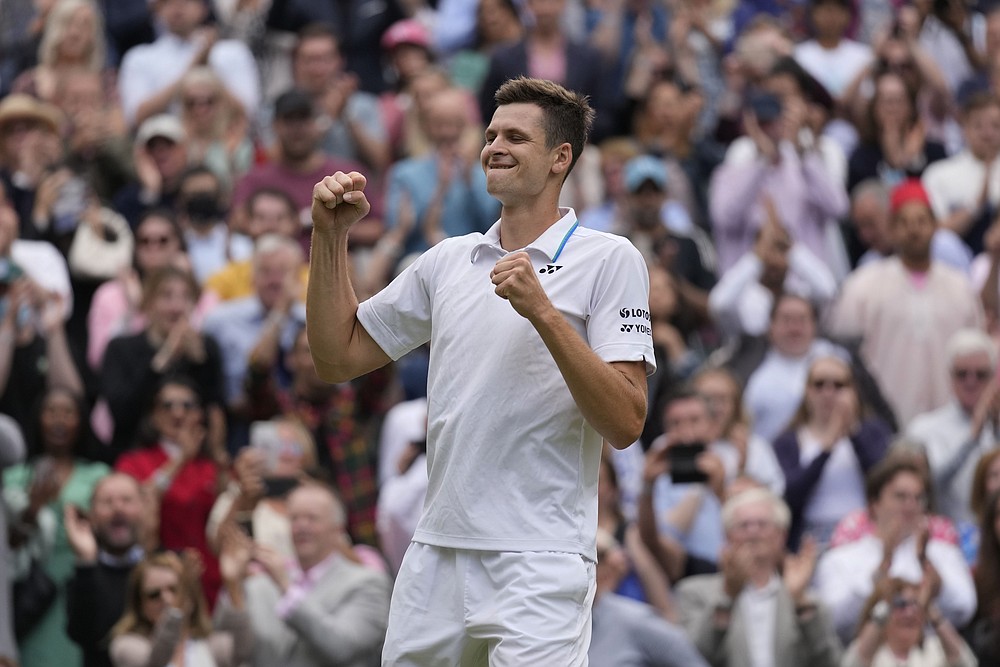 Polak Hubert Hurkacz świętuje po pokonaniu Szwajcara Rogera Federera w ćwierćfinale męskiej gry pojedynczej w dziewiątym dniu Wimbledon Tennis Championships w Londynie, środa, 7 lipca 2021 r. (AP Photo / Kirsty Wigglesworth)