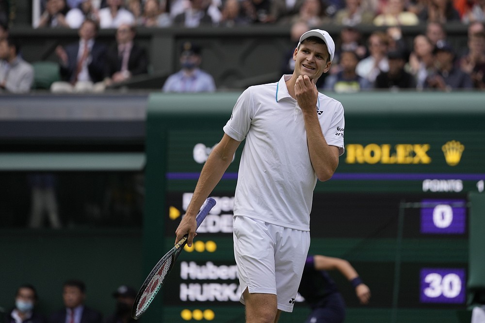Polak Hubert Hurkacz reaguje podczas swojego ćwierćfinałowego meczu w singlu mężczyzn z Rogerem Federerem w dziewiątym dniu Wimbledonu Tennis Championships w Londynie, środa, 7 lipca 2021 r. (AP Photo/Kirsty Wigglesworth)