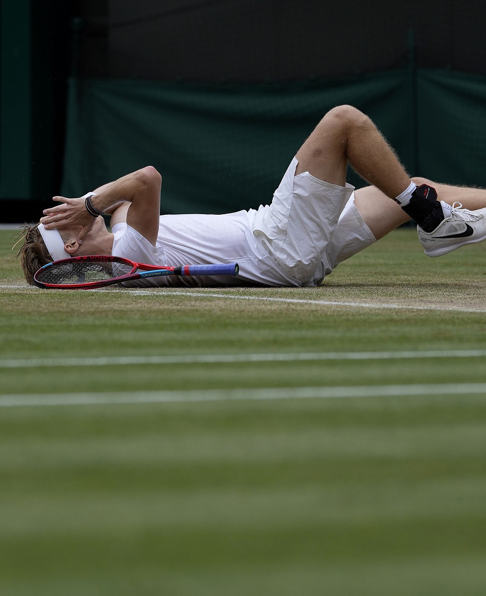 Kanadyjczyk Denis Shapovalov świętuje pokonanie Rosjanki Karen Khachanov podczas ćwierćfinału singla mężczyzn w dziewiątym dniu Wimbledonu Tennis Championships w Londynie, środa, 7 lipca 2021 r. (AP Photo / Alastair Grant)