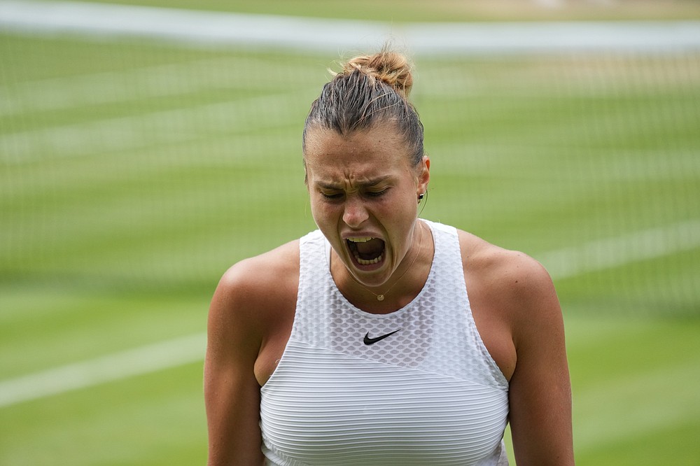 Aryna Sabalenka aus Weißrussland reagiert nach einem Punktverlust gegen die Tschechin Karolina Pliskova während des Halbfinalspiels im Dameneinzel am 10. Tag der Wimbledon Tennis Championships in London, Donnerstag, 8. Juli 2021 (AP Photo/Alberto Pezzali)