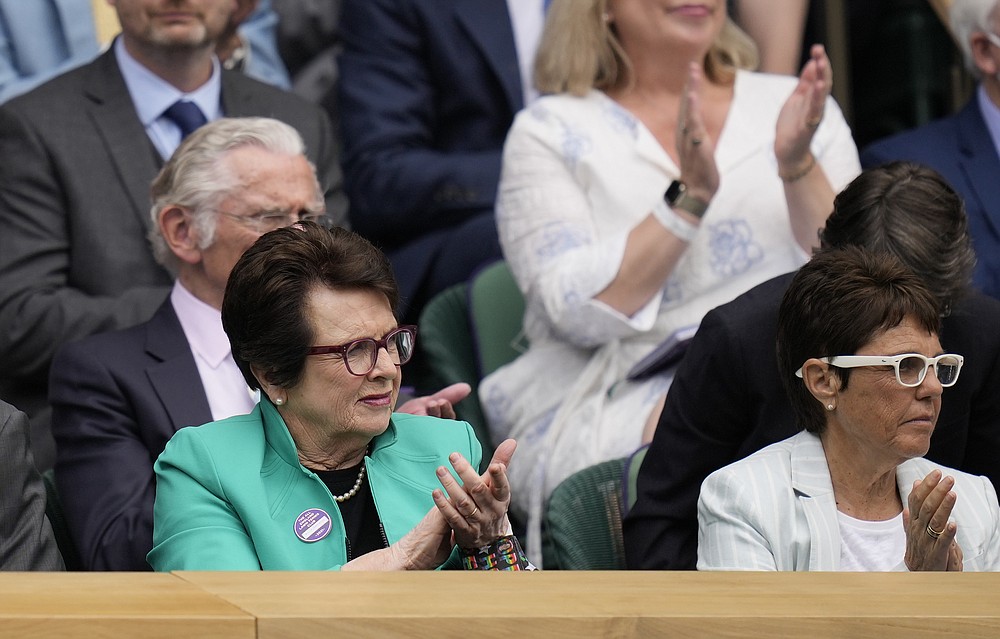 Der ehemalige Tennisstar Billie Jean King (links) sieht sich das Halbfinalspiel im Dameneinzel zwischen der Deutschen Angelique Kerber und der Australierin Ashleigh Barty am 10. Tag der Wimbledon Tennis Championships in London am Donnerstag, 8. Juli 2021 (AP Photo/Kirsty Wigglesworth) an.