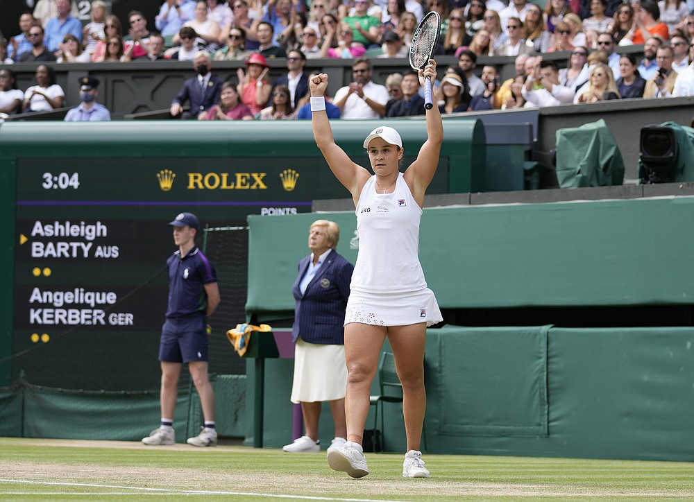 Die Australierin Ashleigh Barty feiert den Sieg über die Deutsche Angelique Kerber im Halbfinale des Dameneinzels am 10. Tag der Wimbledon Tennis Championships in London, Donnerstag, 8. Juli 2021 (AP Photo/Kirsty Wigglesworth)