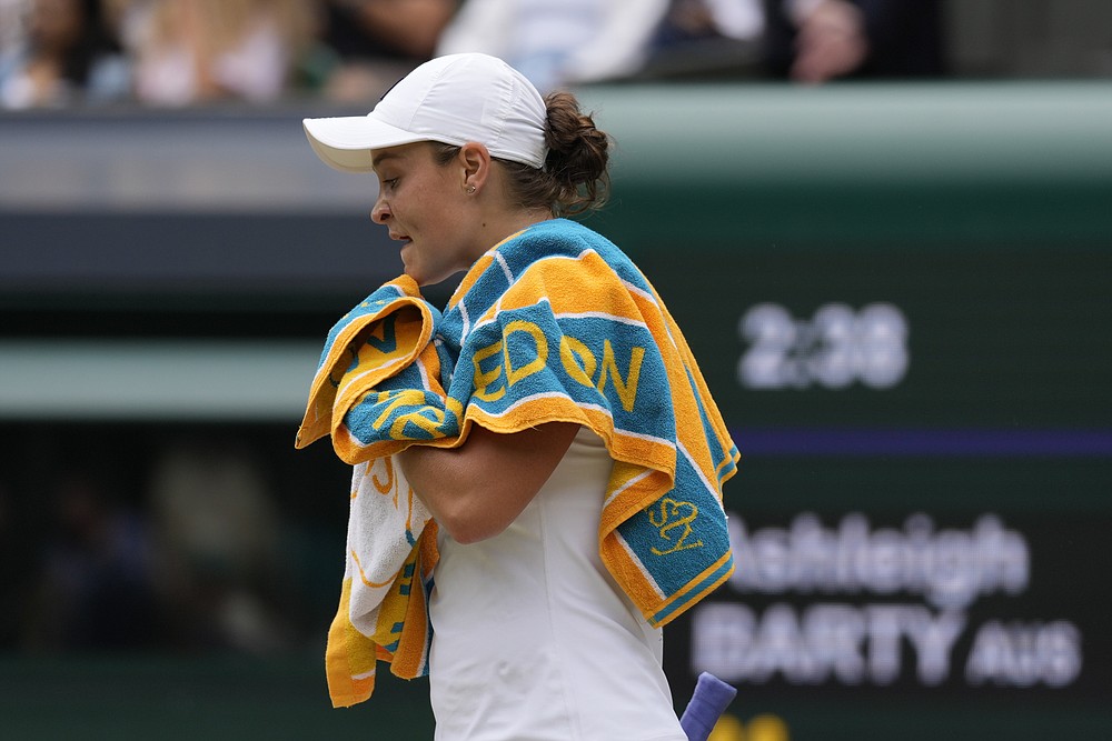 Die Australierin Ashleigh Barty kehrt zu ihrem Stuhl zurück, nachdem sie ein Spiel gegen die Deutsche Angelique Kerber im Halbfinale des Dameneinzels am Tag 10 der Wimbledon Tennis Championships in London, Donnerstag, 8. Juli 2021, verloren hat (AP Photo/Kirsty Wigglesworth)