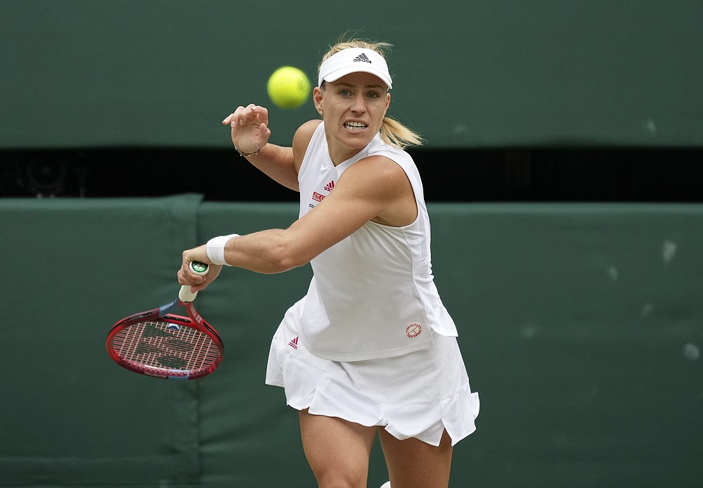 Die Deutsche Angelique Kerber spielt für die Australierin Ashleigh Barty während des Halbfinalspiels im Dameneinzel am Tag 10 der Wimbledon Tennis Championships in London, Donnerstag, 8. Juli 2021 (AP Photo/Alberto Pezzali).