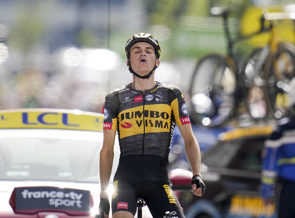 Chep Gus des États-Unis célèbre avoir remporté la quinzième étape du Tour de France cycliste sur une distance de 191,3 kilomètres (118,9 miles), commençant dimanche à Cerret, en France, et se terminant à Andorre-la-Vieille, Andorre, le 11 juillet. 2021. (AP Photo / Christa)