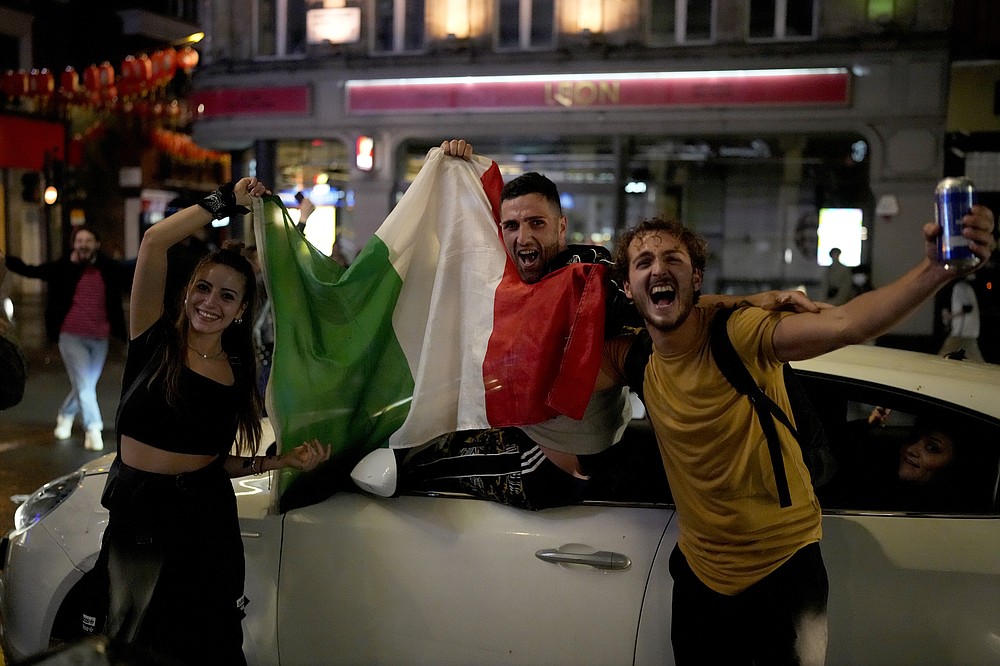 I tifosi italiani hanno festeggiato nel centro di Londra, nelle prime ore di lunedì 12 luglio 2021, dopo che l'Italia ha vinto la partita finale degli Europei di calcio 2020 tra Inghilterra e Italia allo stadio di Wembley.  L'Italia ha battuto l'Inghilterra 3-2 ai rigori dopo l'1-1.  (Associated Press/Matt Dunham)