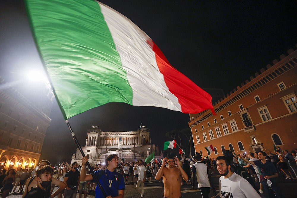 I tifosi italiani festeggiano a Roma, lunedì 12 luglio 2021, dopo che l'Italia ha battuto l'Inghilterra per vincere Euro 2020 nella finale allo stadio di Wembley a Londra.  L'Italia ha battuto l'Inghilterra 3-2 ai rigori dopo l'1-1.  (Foto AP/Riccardo De Luca)