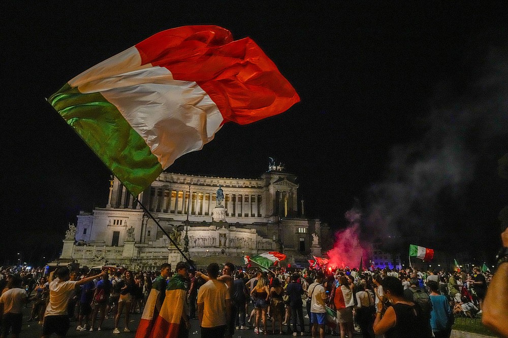 I tifosi italiani festeggiano a Roma, lunedì 12 luglio 2021, dopo che l'Italia ha battuto l'Inghilterra per vincere Euro 2020 nella finale allo stadio di Wembley a Londra.  L'Italia ha battuto l'Inghilterra 3-2 ai rigori dopo l'1-1.  (Foto AP/Alessandra Tarantino)