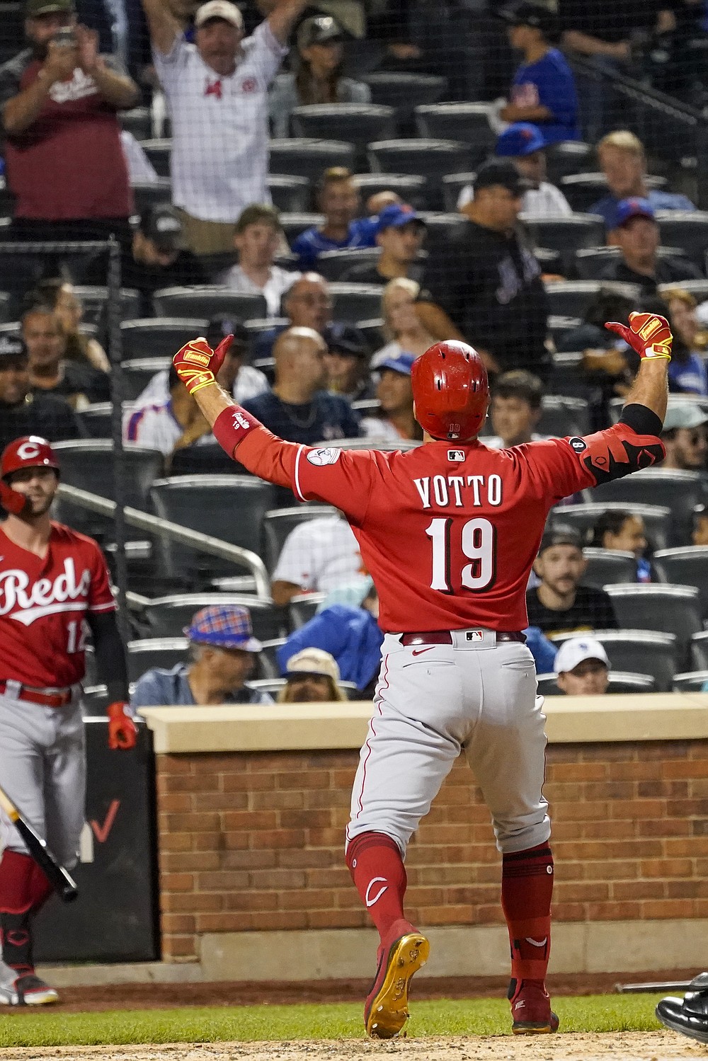 Joey Votto homers for 7th straight game, 1 shy of MLB record