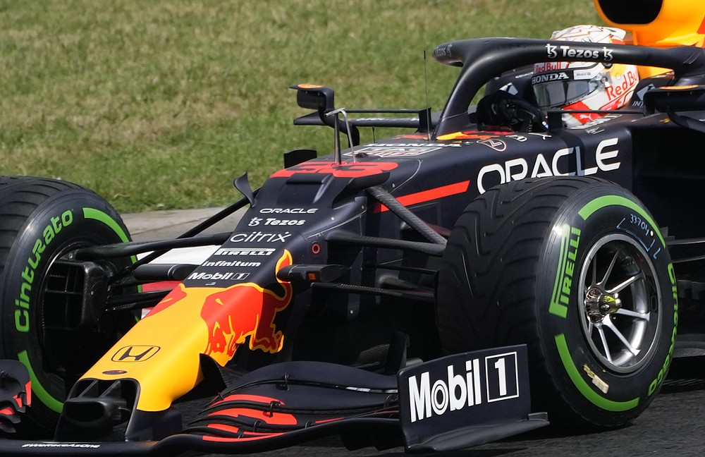 Le pilote Red Bull des Pays-Bas, Max Verstappen, conduit sa voiture lors du Grand Prix de Hongrie de Formule 1 sur le circuit Hungaroring à Mogyorod, en Hongrie, le dimanche 1er août 2021. (AP Photo/Darko Bandic)