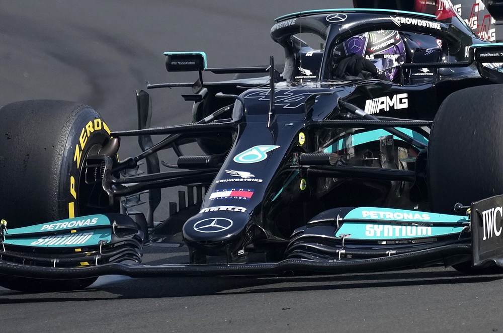 Le pilote Mercedes Lewis Hamilton de Grande-Bretagne conduit sa voiture lors du Grand Prix de Formule 1 de Hongrie sur le circuit Hungaroring à Mogyorod, en Hongrie, le dimanche 1er août 2021. (AP Photo/Darko Bandic)