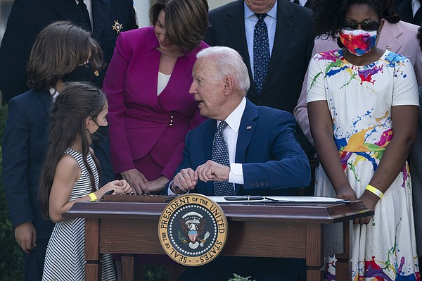 biden-signs-bill-awarding-medals-to-jan-6-first-responders