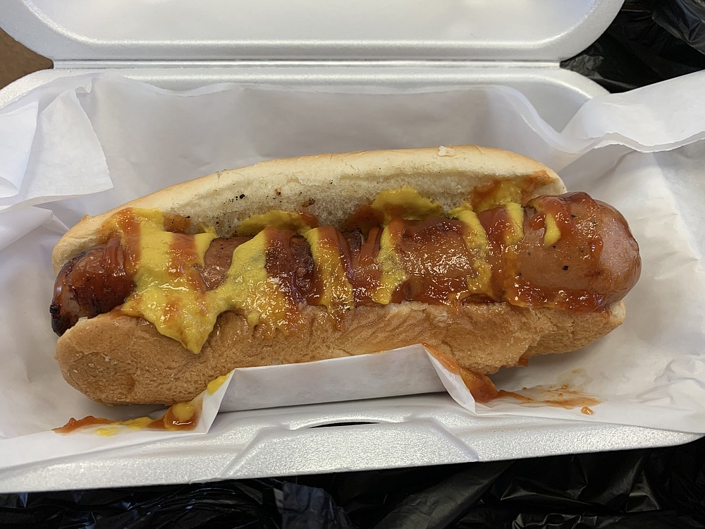 Masz ochotę na coś prostego od Lea Lea's Gourmet Dogs & Daiquiris?  Wypróbuj ten łapacz psów, który dostaliśmy z polską kiełbasą za dodatkowe 2 dolary.  (Arkansas Democrat-Gazette / Eric E. Harrison)