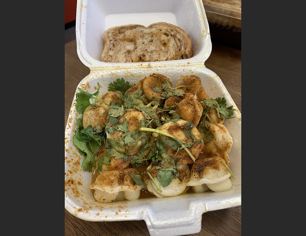 Zamówiliśmy nasze pel'meni przypominające tortellini, wykonane z prac z Food Trucku Slader's Alaskan Dumplings.  (Arkansas Democrat-Gazette / Eric E. Harrison)