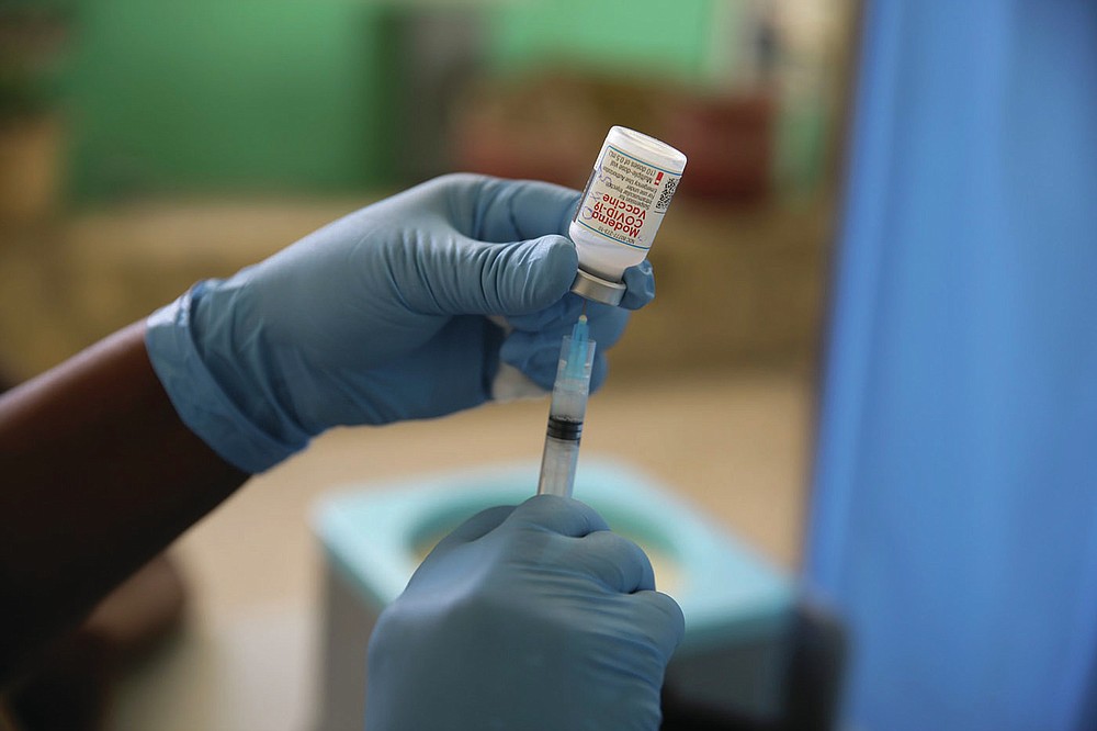 ARCHIVO - En esta foto de archivo del martes 27 de julio de 2021, un operador médico prepara una inyección de la vacuna Moderna durante una campaña de vacunación en el hospital Saint Damien en Puerto Príncipe, Haití.  A finales de junio, el sistema internacional de intercambio de vacunas contra el coronavirus envió alrededor de 530.000 dosis a Gran Bretaña.  más del doble de la cantidad enviada ese mes a todo el continente africano.  Fue el último ejemplo de cómo un sistema que se suponía que debía garantizar las vacunas a los países de ingresos bajos y medianos está fallando, dejándolos a merced de donaciones aleatorias de países ricos.  (Foto AP / Joseph Odelyn, archivo)