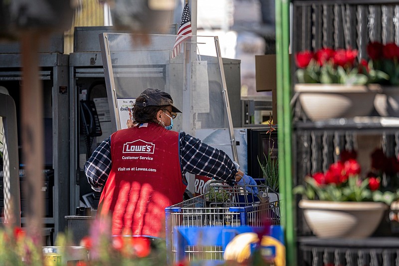 Lowe's raises outlook despite fewer doityourselfers