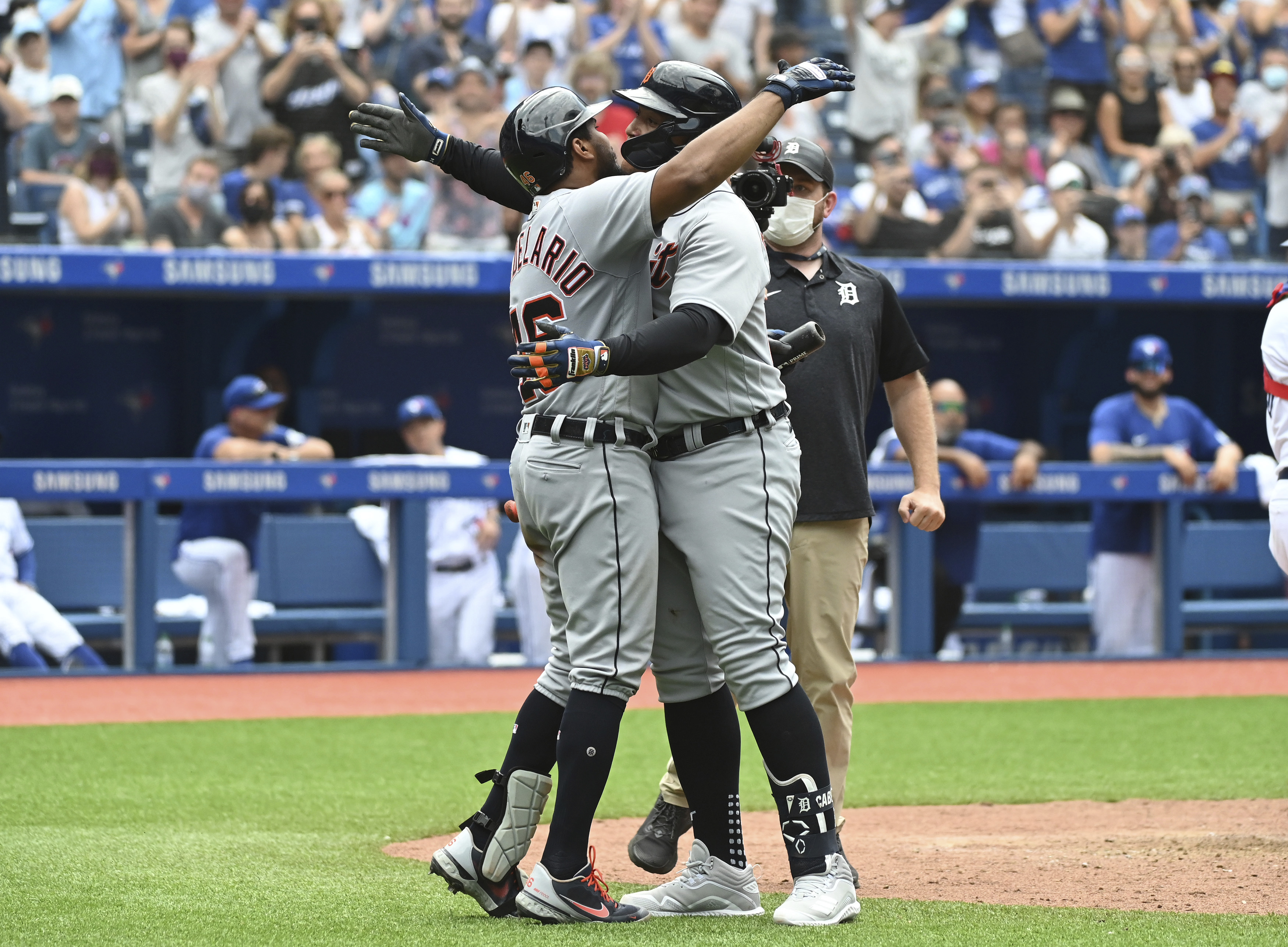 Hernandez, Bichette homer as Blue Jays celebrate return to Toronto