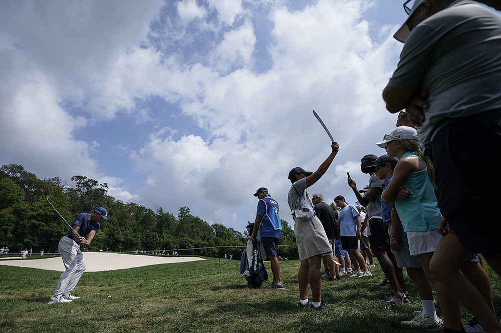 Sergio García, a la izquierda, de España, juega en el cuarto green en la tercera ronda del torneo de golf BMW Championship el sábado 28 de agosto de 2021 en Caves Valley Golf Club en Owings Mills, Maryland (AP Photo / Julio Cortez)