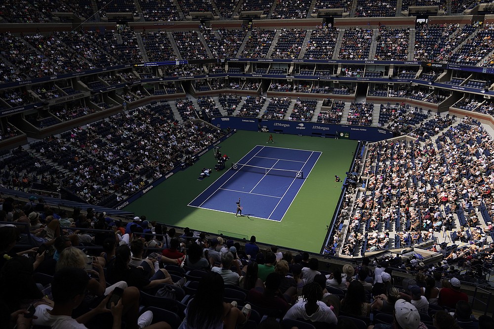 Statele Unite Sloane Stephens servește Madison Keys, Statele Unite, în timpul primei runde a turneului de tenis al US Open, luni, 30 august 2021, la New York.  (AP Photo / Seth Wenig)