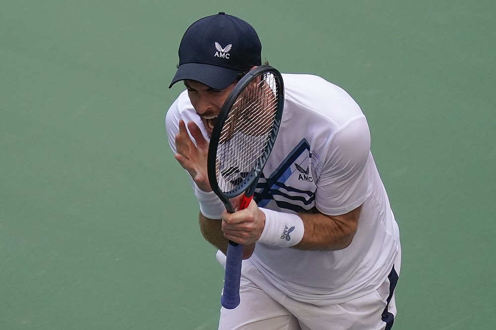 Andy Murray, din Marea Britanie, reacționează după ce a pierdut un punct în fața grecului Stefanos Tsitsipas, în timpul primei runde a US Open, luni, 30 august 2021, la New York.  (AP Photo / Seth Wenig)