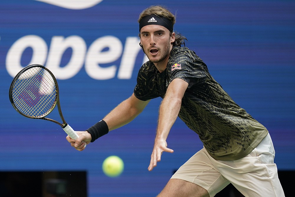 Stefanos Tsitsipas, din Grecia, îi returnează lui Andy Murray, din Marea Britanie, o lovitură în timpul primei runde a turneului de tenis al US Open, luni, 30 august 2021, la New York.  (AP Photo / Seth Wenig)