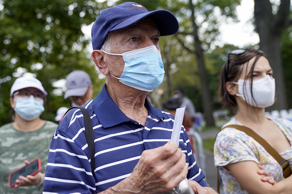 Fanii tenisului își arată dovada vaccinării biletelor de intrare pentru a participa la prima rundă a turneului US Open de tenis, luni, 30 august 2021, la New York.  (Foto AP / John Minchillo)