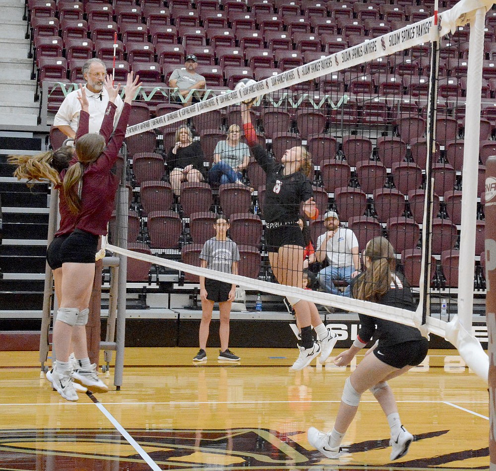Graham Thomas/Herald-Leader
Pea Ridge senior Dallice White works at the net against Siloam Springs on Thursday. Pea Ridge swept the Lady Panthers 3-0.