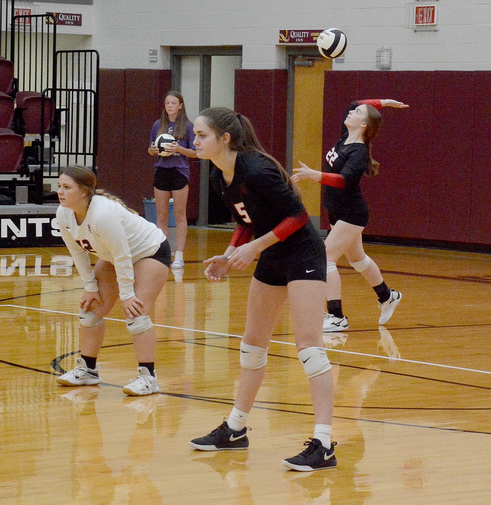 Graham Thomas/Herald-Leader
Pea Ridge sophomore Leah Telgemeier (right) serves as seniors Nalea Holiday and Lauren Wright look on during Thursday's game at Siloam Springs. Pea Ridge swept Siloam Springs 3-0.