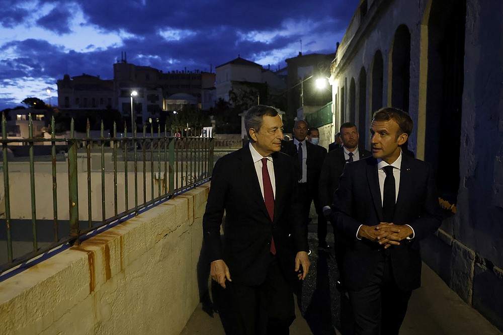 Le président français Emmanuel Macron, à droite, et le Premier ministre italien Mario Draghi, ont marché avant le dîner le jeudi 2 septembre 2021, dans le cadre de sa visite de trois jours à Marseille, dans le sud de la France.  (Photo de la piscine via Ludovic Marin, AB)