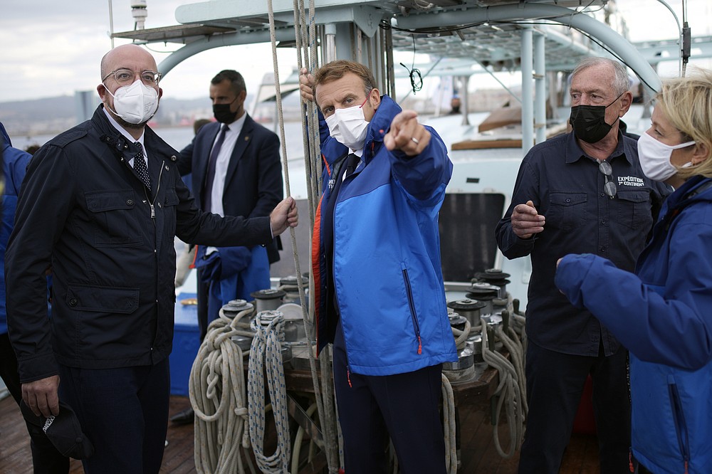 Demandez à Charles Michel, président du Conseil de l'Europe, à gauche, sur le 7e bateau de croisière Continental du président français Emmanuel Macron, de rendre hommage au parc national de Callanx.  France, vendredi 3 septembre 2021. Macron devrait pousser le monde à mieux protéger la biodiversité en luttant contre le changement climatique et en soutenant le bien-être humain lors du Sommet mondial qui débute vendredi dans le sud de la France.  (Photo AB / Daniel Cole, Piscine)