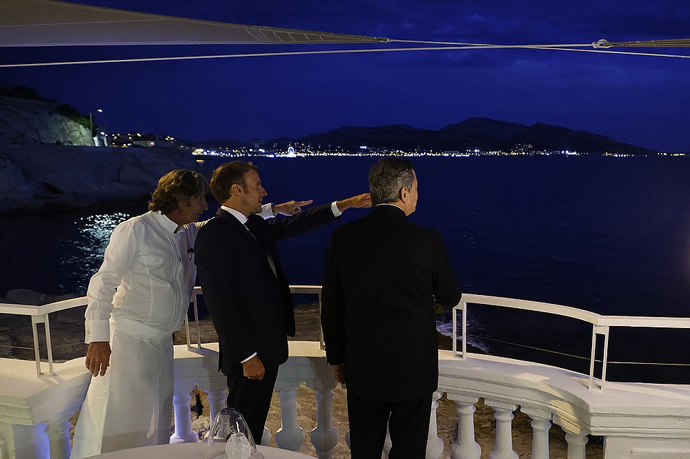 Le président français Emmanuel Macron, au centre, le chef français Gerald Bassett, à gauche, et le Premier ministre italien Mario Draghi se rencontrent avant le dîner au restaurant & quot;  Lee Petit Nice & quot;  Marseille, Sud de la France, jeudi 2 septembre 2021. (Photo de la piscine via Ludovic Marin, AB)